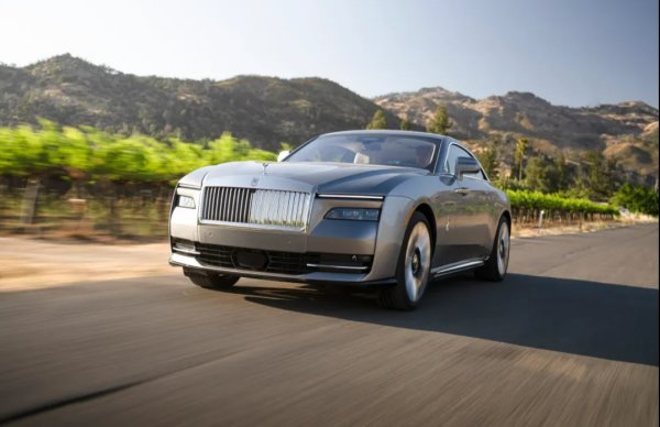 Изглеждаше неизбежно Rolls-Royce в крайна сметка да направи EV. Това, което беше по-малко сигурно обаче, беше доколко подобна кола ще отговаря на очакванията на купувачите. 

Създаването, в най-буквалния смисъл на думата, на Rolls-Royce на електромобилите не е лесна задача Но след първото ни шофиране със Spectre , изглежда, че няма нужда от притеснение. Автомобилът предоставя всичко, което и най-претенциозният собственик би могъл да пожелае - същото изящно внимание към детайла и богат списък от поръчкови опции като другите модели в гамата на марката.

Spectre осигурява непоколебимо гладко возене като Phantom или Ghost. То е значително по-дълъг от своя предшественик, Wraith, но забележими прилики могат да се видят както в страничния профил на Spectre, така и в задната част.

За разлика от някои други луксозни автомобили, Spectre успява да изглежда добре и в голямо разнообразие от цветове. По-малко приключенски настроените купувачи може да се придържат към бяло, сиво или черно покритие. Луксозният електрически гигант изглежда добре в зеленото Chartreuse и ярко лилаво.
