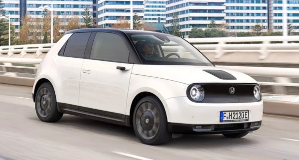 Ако ултра ексклузивните хиперавтомобили за милиони долари представляват единия край на електромобилния спектър, Honda e със сигурност в противоположния. Той е малък, практичен и проектиран с оглед на ежедневното шофиране. И все пак, за разлика от много достъпни електромобили, той не става жертва на общата кросоувър тенденция. Вместо това, Honda успя да създаде ретро-футуристичен EV, който включва дизайнерски мотиви от наследството на марката, без да разчита само на носталгия.

Други производители на автомобили са склонни да разчитат повече на елемента на носталгия - предстоящото Renault 5 EV, например, възкресява една от най-известните табели на марката и копира дизайна на оригинала възможно най-близо. Honda също можеше да избере този по-лесен път, но вместо това поема по възхитителния към ретро вдъхновена, но в крайна сметка уникална кола. 

Стилът е уникален, но високата начална цена го поставят в неизгодно положение в Япония и сред силно конкурентния пазар на малки автомобили в Европа. С бавни продажби е изправен пред  спиране след само четири години на пазара. Но остава един от най-добрите електрически автомобили на Honda досега.
