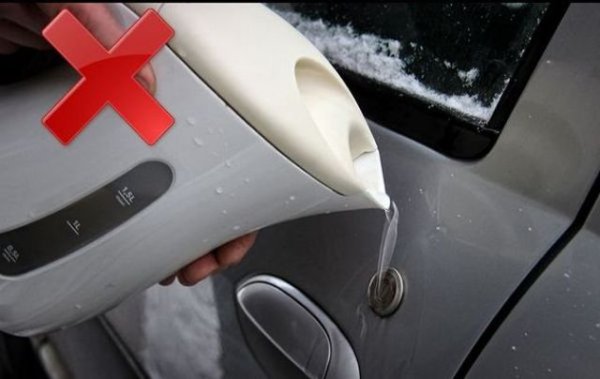 Някои пробват със запалването на хартийка, вкарана в ключалката, но това невинаги е успешен подход. Изкушаващо е също, ако живеете наблизо, да отидете до дома си, да напълните една кана (или чайник) с гореща вода и да полеете около ключалката. Това може и да помогне за момента, но има опасност да се изгорите, а и водата може да попадне в самия механизъм. И съответно след това отново да замръзне.
