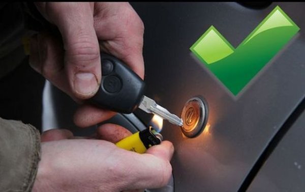 В интернет се продават и специални ключодържатели за размразяване. Цената им е съвсем достъпна – 5-10 евро, като те работят с две батерийки. След активирането „жилото” излиза от устройството и се пъха в ключалката за 10 секунди. Ключодържателят има и фенерче, така че е полезен и нощем. Проблемът му е, че батериите бързо свършват, което означава, че трябва да носите резервни, а и е сравнително голям и неудобен за носене в джоба, където са ключовете на колата. Освен това винаги има опасност от активиране на „жилото”, когато не трябва. Това устройство действително помага, но може и да ви нарани случайно. По-доброто решение в случая е използването на запалка (ако сте пушач). С нея нагрявате металния край на ключа и след това я пъхате в ключалката (операцията се повтаря 2-3 пъти). Отново трябва да се внимава с пластмасовата част на ключа, която ще се разтопи при съприкосновение с огъня. Като цяло това не е препоръчителен вариант при по-нови автомобили. 
