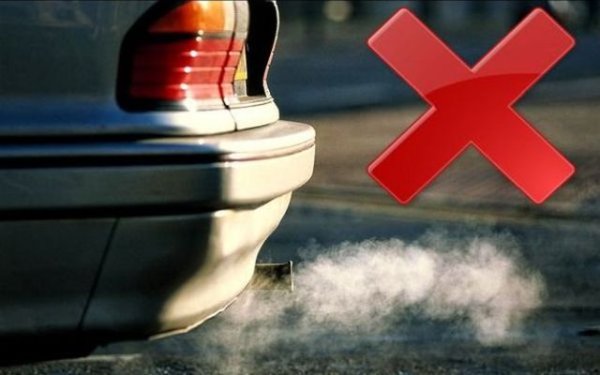 По форумите се предлага и друг начин на размразяване, но той е доста сложно изпълним на практика. Ако близо до вас има друг автомобил с работещ двигател, от неговия аспух може да се прекара маркуч и изгорелите газове да се насочат към ключалката. Това почти сигурно ще помогне, но в случая сте прекалено зависими от много обстоятелства &ndash; друга кола и съответно забавянето на нейния шофьор, който вероятно бърза за работа, както и наличието на достатъчно дълъг маркуч. 
