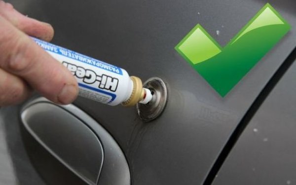 По-разумният избор е да имате под ръка химически размразител, тоест тубичка със спиртосъдържаща течност. Този &bdquo;течен ключ&rdquo; е доста по-удобен за използване &ndash; махате капачката, поставяте го в ключалката и с едно натискане вкарвате течността. След около 10 секунди можете да използвате ключа и вратата най-вероятно ще се отвори.
