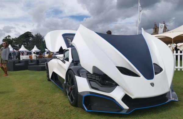 Още една премиера: TSRS-1 е новата хиперкола на датския производител Zenvo, и може да се похвали с 1177 конски сили максимална мощност. 
