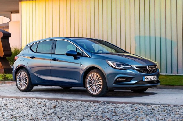 Класацията продължава с още популярна марка на пазара втора ръка. В случая нейните модели са отделени от тези на Peugeot и Citroen, с които в момента разделят основни агрегати и системи. Това е така, защото много от автомобилите, посещаващи сервизите, са произведени преди германската марка да се присъедини към PSA, която по-късно стана част от концерна Stellantis.