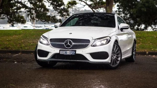 Доста ниската позиция в класацията на Mercedes може да е изненадваща, тъй като тези автомобили се считат за синоним на безотказни и издръжливи в продължение на много години. Това се промени донякъде в края на миналия век, когато качеството на изработката на Mercedes се влоши. Голяма роля за 7-мото място в тази класация играе високата степен на сложност на автомобилите и цените на частите.