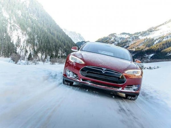 Отдавна е известно, че електрическите устройства не са надеждни при ниски температури. По-просто казано - батериите се изтощават по-бързо. Дори когато колата е паркирана, тя губи мощност. Също така някои системи в колата могат да спрат да работят при студено време.
