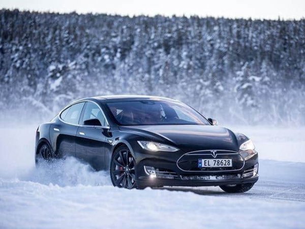 Поради огромния въртящ момент, който се предлага веднага след потегляне, колите на Tesla не са толкова стабилни по хлъзгави пътища. Дори най-малкото ускорение е проблематично, като това се дължи на факта, че колата предава толкова много енергия дори при най-ниска скорост. А това е проблем особено за неопитни шофьори.

