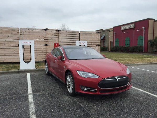Основното притеснение, когато притежавате Tesla, е зареждането. Трябва да знаете кога, къде и за колко време ще зареждате колата си. И е нормално да се притеснявате, ако се озовете в район, в който няма станции за зареждане. А ако искате да поставите у дома си добра станция за зареждане, това отнема време и струва доста пари.
