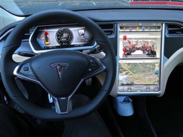 Тъй като Tesla е нова марка на пазара, при нея производственият процес е доста по-различен от този при останалите производители на автомобили. Това все още е проблем, тъй като някои система спират да работят, а през повечето време в интериора има скърцане, което е изнервящо. Това не влияе на основните характеристики, но е дразнещо за модели, които струват скъпо.
