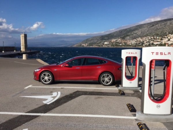 Колко време отнема пълненето на вашия резервоар на бензиностанция? Не повече от 5 минути, след което си тръгвате. Е, за да заредите машата Tesla ви трябва поне час и половина, което е доста. Ако използвате домашната мрежа, времето се увеличава на десетина часа.
