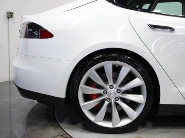 Автомобилите на Tesla се предлагат без резервна гума. Това означава, че ако спукате гума насред нищото, няма какво да направите. Повечето потребители на нова кола смятат, че трябва да получат резервна гума или поне система за авариен ремонт. В Tesla обаче са на различно мнение по въпроса.
