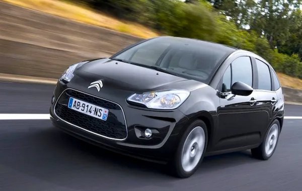 Спрямо 2019: +3%

И при Citroen оставането в Топ 20 се дължи най-вече на лекотоварната гама, начело с Jumper, Jumpy и Berlingo, на които се падат над една трета от регистрациите. При леките коли най-търсени са С3 и С4 Picasso. 

Най-търсените модели:
C3 - 385
C4 Picasso - 299
C4 - 266
C5 - 233
C3 Picasso - 92
