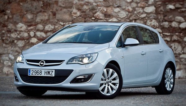 Спрямо 2019: -19%

От марките в Топ 10, Opel има най-големия спад спрямо 2019 година (1248 регистрации по-малко). Търсенето за Corsa, някога в Топ 5 на най-продаваните коли в България, се е стопило напоровина. Astra си остава най-популярна, но и при нея има отлив. 

Най-търсените модели:
Astra - 1495
Corsa - 780
Zafira - 715
Meriva - 488
Mokka - 398
