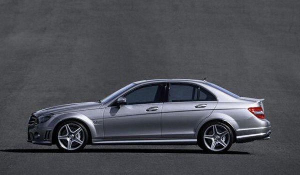 Спрямо 2019: +24%

Продажбите на употребявани Mercedes растат доста над средното за пазара, и осезаемо над тези на лидера при марките - може ли в близко бъдеще да станем втората страна след Албания, в която Mercedes е най-продаваната марка? С-класата и Е-класата са най-популярни, третото място е вече за ML/GLE. В класациите ни обикновено посочваме моделите с различни имена поотделно, но в този случаи прекръстването стана в средата на предишното поколение, така че няма как да отделим ML от GLE.

Най-търсените модели:
C-Class - 2616
E-Class - 2379
ML/GLE - 1361
S-Class - 701
A-Class - 462
