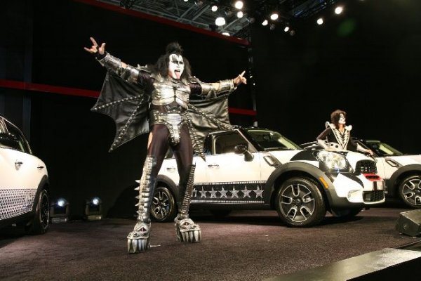 Четири Mini Countryman изрисувани в стила KISS. Създадени са с благотворителна цел за децата на Япония, пострадали от земетресението и последвалото опустошително цунами.