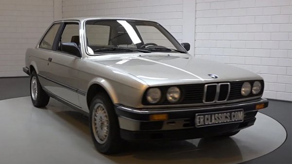 Круз джиткаше с i8, M3 и M5 на BMW в последните части на поредицата Mission: Impossible, но връзката му с германската марка датира още от 1983 г., когато си купи ново BMW 3-Series с парите от поддържащите роли в Taps и The Outsiders. И двата филма бяха пълни със свеж актьорски талант, и Круз доказа, че се ражда нова филмова звезда. E30 беше символ на амбиция му.