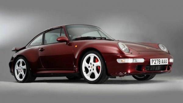 "Порше. Няма заместител ”. Така каза Круз в Risky Business и тази мантра поддържа с десетилетия. Той притежава няколко 911, но ако папарашките кадри са барометър, вариантът 993 е неговият фаворит. Последната Carrera с въздушно охлаждане. Управлението на модела също бе значително подобрено спрямо предшественика му и освен това беше по-хубаво, благодарение на британския дизайнер Тони Хетър. Разработката беше ръководена от Улрих Бецу много сериозен германски бизнесмен, който по-късно беше изпълнителен директор на Aston Martin. Като цяло 993 е модерна класика, чиято цена расте постоянно за разлика от филма на Круз.