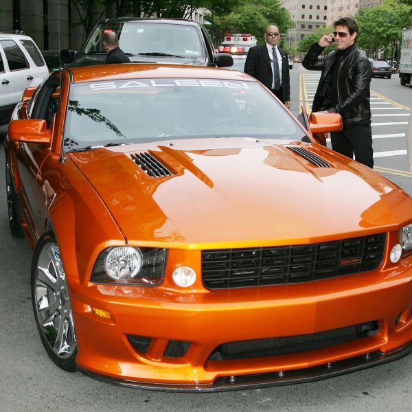 Американският muscle car е напълно подходящата кола за гаража на Том Круз.  Saleen Mustang S281 може да се похвали с до 558 конски сили, благодарение на калифорнийските тунери, модифицирали V8 двигателя на Ford. Малко автомобили могат да доставят такова огромно удоволствие срещу толкова скромна сума (под 50 000 долара). Круз го използва за всекидневните се разходки, вероятно със скорост, която би принудила пътниците в него да нес возят със затворени очи.

