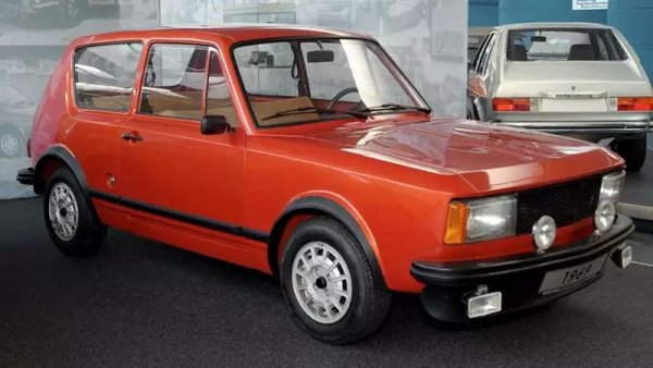 Съвсем скоро след първия хечбек внезапно се появява втори - вече доста по-близък до бъдещия Golf. И също така подозрително близък до показания година по-рано отвъд Желязната завеса Wartburg 355 (вижте линка под статията за неговата история). В ГДР е упорит мит, че всъщност чертежите тайно са били продадени на западногерманците, но това така и не е доказано. 
Факт е обаче, че ЕА276 напълно къса връзката и приемствеността с Beetle, и затова Golf по никакъв начин не може да се смята за продължител на класическия модел. 
