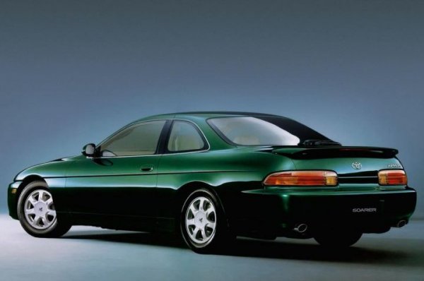 Първата генерация UZ дебютира през 1989 в Lexus LS400 - eдин доста скучен автомобил. Но ако сте настроени авантюристично, можете да потърсите на японския пазар Toyota Soarer (на снимката). Тя е върху същата платформа като митичната A80 Supra, под капака има двигателя от LS400, но с доста по-интересен външен дизайн, и на всичкото отгоре засега не е търсена като бъдеща класика, така че цените са съвсем приемливи. 
