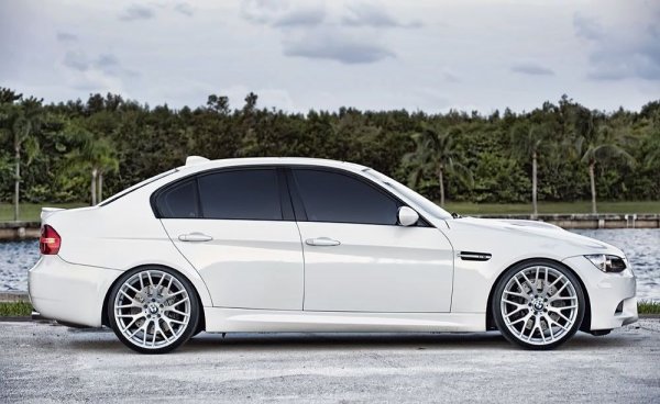 Монтираше се в М3 от поколението E90/92/93, както и във Wiesmann MF4-S. В пет поредни години между 2008 и 2012 спечели наградата Международен двигател на годината в категория между 3 и 4 литра. Всъщност агрегатът се оказа толкова добър, че BMW го задържа в състезателната си програма чак до 2016 година - дълго след като "цивилното" М3 бе преминало обратно към 6-цилиндрови мотори. 
