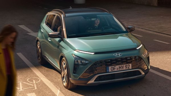 Тук няма промяна спрямо миналата година. Най-малкият кросоувър на корейците започва от 34 900 лева, като за тези пари е с 1.2-литров атмосферен мотор, 85 коня и 5-степенна ръчна трансмисия. 
Серийното оборудване включва всички основни електронни асистенти, пълен набор въздушни възглавници, круиз контрол, парктроник, кожен волан, климатик, тонирани стъкла, електрически стъкла и огледала, и Bluetooth свързаност.

Цена през декември 2022: 34 900 лева
Цена през декември 2021: 33 400 лева
