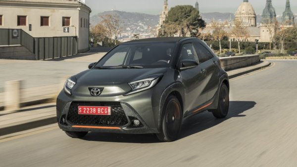 Беше време - само преди четири години - когато най-достъпната Toyota се продаваше у нас за 18 990 лева. Но след това и Aygo стана кросоувър - достатъчно извинение да се напомпа цената с над 50%. Сега Aygo X е "намалено" от 32 040 лева на 31 150 лева и 50 стотинки. Това със стотинките сигурно е хитър маркетингов ход, който ние не разбираме. 
Иначе симпатичното градско автомобилче се задвжва от еднолитров бензинов мотор със 72 коня мощност и скромния въртящ момент от 93 Нютонметра. Има 9-инчов дисплей на информационната система, кожен волан и електрически стъкла отпред. 

Цена през декември 2022: 28 900 лева
Цена през декември 2021: 32 290 лева