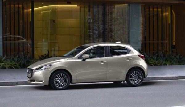 Докато огромната маса малки автомобили днес разчита на изпилени трицилиндрови мотори в базовите си нива, при Mazda 2 дори с най-евтината версия ще получите 1.5-литров атмосферен Skyactiv-G със 75 коня, комбиниран с 6-степенна механична трансмисия. Стартовото ниво има климатик, електрически стъкла отпред и отзад, LED светлини, 8-инчова мултимедия с 6 високоговорителя, интеграция на Apple CarPlay и Android Auto. 
Ако искате малко повече мощност, мекият хибрид с 90 конски сили е 34 090 лева. 

Цена през декември 2022: 29 590 лева
Цена през декември 2021: 26 790 лева
Цена през декември 2020: 29 290 лева
