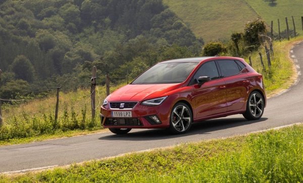 Испанското супермини е поскъпнало с почти две хилядаркиза последната година, и с над осем хилядарки спрямо последните месеци преди пандемията. Стартовото му ниво е с еднолитров MPI мотор с 80 коня мощност и 5-степенни ръчни скорости. Има мултифункционален волан, електрически огледала, климатик, 8.2-инчов сензорен дисплей на мултимедията с 6 тонколони, USB-C, безжична интеграция на Android Auto и Apple CarPlay. За вариант със 110 коня  и автоматик в средно ниво на оборудване вече ще ви поискат 40 410 лева. 

Цена през декември 2022: 29 170 лева
Цена през декември 2021: 27 550 лева
Цена през декември 2020: 26 750 лева
Цена през декември 2019: 22 365 лева

