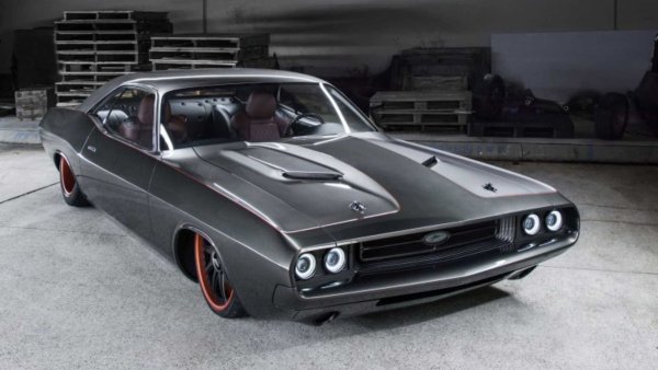 Исторически сме свикнали да виждаме muscle-cars с гигантски двигатели под капака. Но този „Франкенщайн“, създаден от Australian Rides by Kam, е невероятен. Това е Dodge Challenger с напълно революционизиран с огромен 9,4-литров V8 двигател с 2500 к.с. На практика това е 3 пъти повече от Demon, който е най-мощният сериен Challenger, произвеждан някога.

Още по-луд е фактът, че цялата тази огромна мощност се предава от 6-степенна механична скоростна кутия само към задните колела. Цялата преработка е отнела повече от 10 000 часа работа и е трудно да си представим колко може да струва един Dodge като този.