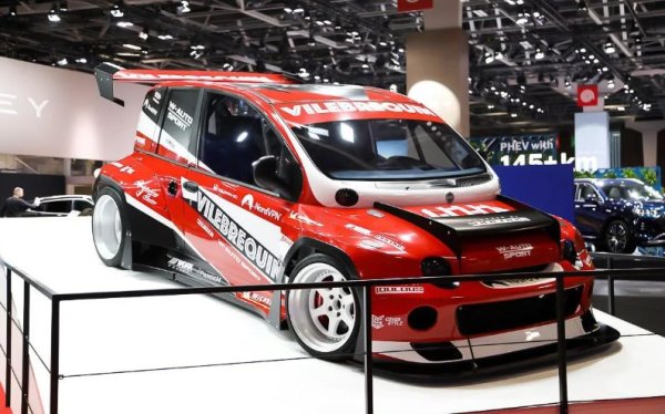 В допълнение към концепциите и новите електрически автомобили, звездата на автомобилното изложение в Париж беше именно Fiat Multipla. Двама френски ютюбъри трансформираха италианския миниван в „1000tipla”, като цифрите показват мощността на преработения автомобил.

Момчетата от YouTube-канала Vilbrequin събраха 1,1 милиона евро по време на кампанията за набиране на средства в мрежата и успяха да създадат абсолютен шедьовър, задвижван от V8 двигател от напълно модифициран Corvette C7 Z06. За съжабение, този Fiat ще си остане само изложбен експеримент. 