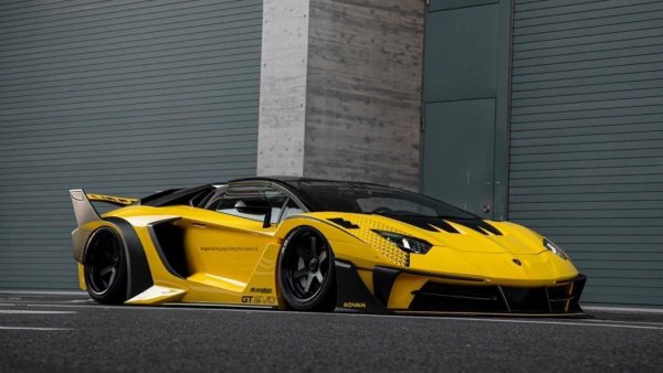 В Япония ателието Liberty Walk е специализирано в преработката на всякакви суперколи, включително Lamborghini Aventador. В случая тунинг-компанията е създала изключително голям комплект от въглеродни влакна, който е намалил височината на колата до максимум, драматично променяйки външния вид.

Крайният резултат може да се обсъжда, но всеки има право да го хареса или не. Сигурно е обаче, че комплектът не е съвсем евтин. В ценовата листа на Liberty Walk има различни варианти, от които можете да се избира, като най-скъпият достига 173 000 евро.