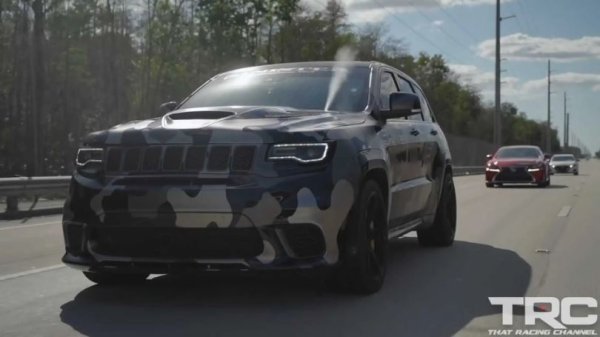 Новото поколение на Grand Cherokee не е потвърдило (поне за момента) напомпаната версия Trackhawk с V8 двигател със 707 к.с. (същия като Challenger и Charger Hellcat). В САЩ един собственик на колата - Майк Феран от Sinister Performance Club, направи революция в системата за впръскване на двигателя, като модифицира двигателя да работи с азот.

Буталата, биелите и автоматичната трансмисия са подсилени, както и трансмисионните оси, с цел да управляват мощността от 1300 к.с. и чудовищния въртящ момент от 2033 Нм. Ускорение от 0 до 100 км/ч става само за 2 секунди.