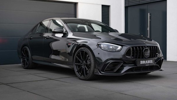 Сред безбройните произведения на Brabus &ndash; германска тунинг-компания, специализирана в доработката на Mercedes, този на E-Class е сред мощните на годината. Оригиналният седан развива 612 к.с., но експертите от ателието са успели да увеличат мощността до 900 к.с. и 1250 Нм, като са преработили почти всички детайли от оригиналния мотор.

Благодарение на ефективното задвижване на четирите колела 4Matic+, представянето е като на чистокръвен суперавтомобил, с максимална скорост от 330 км/ч и ускорение от 0 до 100 км/ч за 2,8 секунди. Добавени са 21-цолови джанти, преработена изпускателна система и специален интериор.