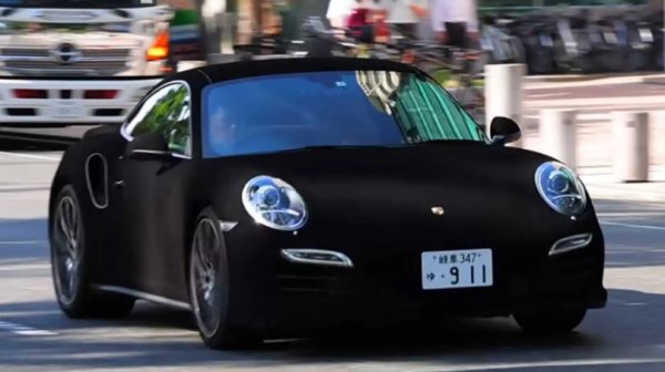 Не е ясно точно как е протекъл разговорът междзу японски клиент и ателието Pit One, но се вижда крайния резултат и той е сюрреалистично Porsche 911 Turbo в специалния цвят Musou Black.

Най-интересното е, че черното покритие няма никакъв мирис по време на нанасяне, а матовият цвят отразява само 0,6% от светлината, като е доста подтискащ наживо (твърдението е на хора, които са го виждали). Освен това багрилото е изключително деликатно &ndash; толкова, че може да повреди по време на силни бури или ако не се мие (внимателно) много често.