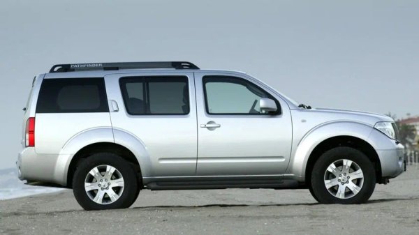 Устойчивостта на каросерията на корозия в третото поколение на модела е посредствена. Бързо се появяват огнища от ръжда. След 3-4 години хромираните елементи стават мътни. До 5-10 години боята над предното стъкло, по колоните и в отвора на петата врата може да се подуе.

Какво да се направи

За да се удължи живота на тялото, са необходими редовна антикорозионна обработка, защита на ръбовете с фолио и своевременно отстраняване на всяко петънце ръжда. Това е така, защото боята на модела е слаба, както и антикорозионната защита на скритите кухини. След рестайлинга ситуацията не се е подобрила.
