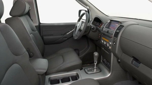 Моделът е практичен и просторен отвътре, но с течение на времето създава проблеми. Материалите бързо остаряват. Пластмасата се надрасква и започва да скърца, а кожата на седалките се напуква на около 100 000 км. Допълнителни проблеми създава влагата, която лесно попада в интериора и причинява запотяване, неприятна миризма и неизправности в електрониката в салона.

Какво да се направи

Основните причини са лошото качество на материалите, недостатъците при монтажа и грешките в дизайна - водата прониква през лошо запечатаните закрепвания на релсите на покрива и слабата звукоизолация на тавана. Струва си редовно да се проверява покрива за течове, да се предпазва пластмасата и кожата и да се диагностицира електрониката при първите признаци на повреда.
