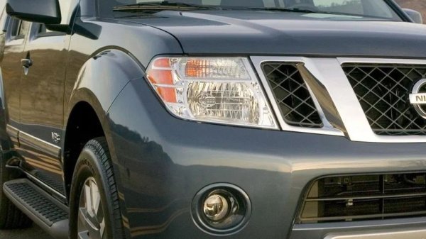 2.5-литровият редови четирицилиндров дизелов двигател YD25DDTi е способен на ресурс отт 350 000-400 000 километра. Проблеми обаче са възможни след 100-150 хиляди: нивото на охлаждащата течност пада, което може да доведе до прегряване.

Какво да се направи

Проблемът възниква при смяна на маслото. Поради неудобното разположение на масления филтър е лесно да се повреди вакуумният клапан на управлението на турбината или накрайникът на блока на отоплителни тръби. Тогава антифризът започва да изтича, двигателят прегрява и главата на цилиндъра може да се напука. За да се предотврати това, трябва да се внимава по време на поддръжката, както и редовно да се проверява нивото на охлаждащата течност и херметичността на системата.
