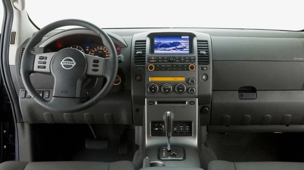 Трилитровият турбодизел V6 с индекс V9X има чугунен блок, алуминиева цилиндрова глава, верига и турбокомпресор с променлива геометрия. Двигателят предлага мощните 550 Нм въртящ момент, но след 100 000 км често започват да се появяват тревожни симптоми: повишен разход на масло, нестабилен празен ход, намалено сцепление, а в някои случаи - чукане и вибрации под товар.

Какво да се направи

Слабото място на двигателя е маслената помпа. А когато налягането на маслото падне, лагерите на мотовилките превъртат. Пръстените също се износват бързо, ангренажната верига се разтяга и в цилиндрите се появяват драскотини. За да се удължи животът на двигателя, е важно да се използва само висококачествено масло, да се сменя на всеки 7-8 хиляди километра и да се следи нивото. В противен случай може да се наложи основен ремонт още на 120 000-150 000 км.
