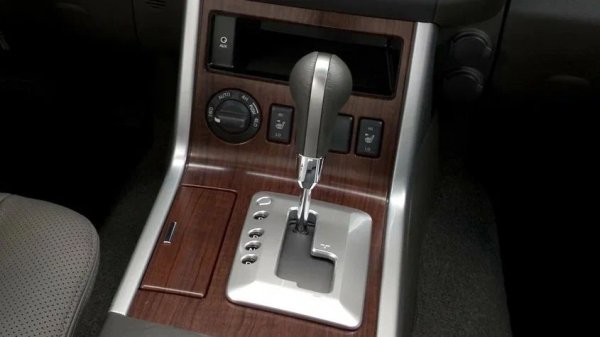 Петстепенната автоматична скоростна кутия Jatco RE5R05A преди рестайлинга може да измине до 250-300 хиляди километра, но изисква редовна поддръжка. При нарушаване на предписанията се появяват потрепвания при превключване, дълги паузи, прегряване и влошаване на динамиката.

Какво да се направи

Повредите се причиняват от прегряване, замърсяване на маслото и изтичане на масло през топлообменника, вграден в радиатора. За да се удължи ресурсът на скоростната кутия, е необходимо да се сменя маслото на всеки 30-40 хиляди километра, а след 100 000 км да се следи състоянието на радиатора на скоростната кутия и свързващите тръби. При първите симптоми - прегряване, потрепвания или забавяне при превключване, е препоръчително да се направи диагностика. Проблемът може също така да бъде решен или поне отложен с прясно масло.
