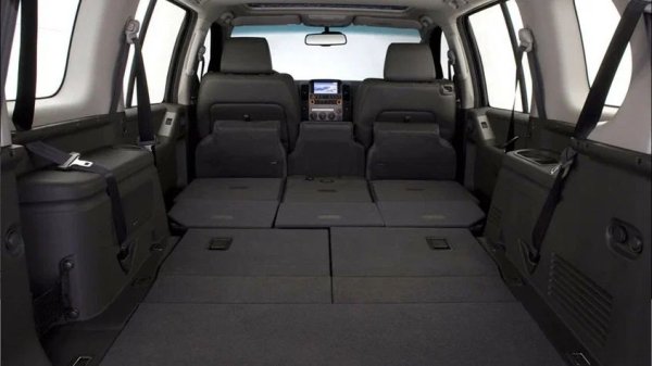 Конструкцията на трансмисията на Pathfinder включва раздатъчна кутия, здраво свързана със скоростната кутия, която разпределя въртящия момент към двата моста чрез карданни валове. Няма централен диференциал. Вместо това се използва пакет фрикциони, който свързва предния мост в режим "on-demand". Системата е проста, но не е надеждна. След 120 000 км пробег могат да се наблюдават следните симптоми - потрепване, забавено свързване на предния мост, шум и боксуване дори на равен път.

Какво да се направи

Обикновено целият проблем е в прегряването на съединителя и редукторите поради шофиране с включено задвижване на четирите колела по асфалт. Това ускорява износването на фрикционите, разтягането на веригата и разрушаването на лагерите. За да се удължи живота на съединителя, се препоръчва да не се използва задвижването на всички колела по твърди настилки, да се сменя маслото в редукторите на всеки 40 000–50 000 километра и да се следи състоянието на уплътненията.