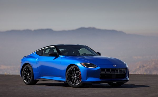 Възроденият модел е оборудван с 3,0-литров V6 двигател с мощност 400 к.с., като има всички шансове да се превърне в сериозен конкурент на обновената Toyota GR Supra. Nissan Z е не само със 180 к.с по-мощен, но има и отлична 6-степенна ръчна скоростна кутия. А японската марка отдавна е доказала, че прави  изключителни спортни купета.
