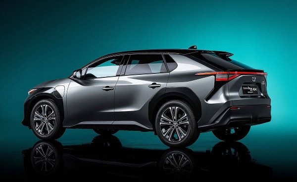 В средата на 2022 г. в шоурумите на Toyota в много държави по света трябва да стартират продажбите на първия изцяло електрически сериен автомобил на марката. Очаква се, че той ще се предлага с предно предаване или задвижване на четирите колела, като пробегът с едно зареждане на батериите ще достигне 400 км. 