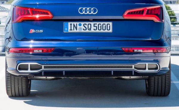 Audi е сред най-продаваните чуждестранни марки в Китай, а там колкото по-голям е един детайл по автомобила, толкова по-скъп изглежда на местното население. Именно затова  производителите залагат на големи предни решетки, но при Audi SQ5 фалшивите ауспуси изглеждат направо смехотворно за всеки фен на марката. 