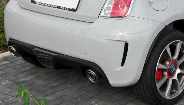 На Abarth 500 почти му се разминава фалшивият дифузьор в задната броня, защото цялата кола не взима себе си прекалено насериозно. Но е важно да уточним, че без напълно плоскък под на автомобила дифузьорите не вършат никаква работа. 