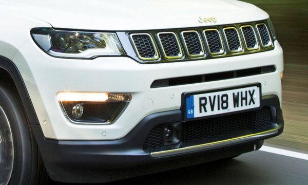 При Jeep Compass е малко трудно да се забележи измамата, защото е направена доста умело. Фалшива тук е решетката, която би заблудила дори най-наблюдателния минувач. Мястото, през което влиза целият въздух към двигателния отсек, всъщност е малкият процеп над регистрационния номер.