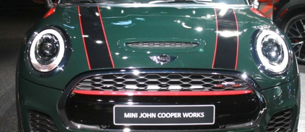 При първото поколение на Mini Cooper S под ръководството на BMW, въздухозаборникът на предния капак е истински и служи да отвежда въздух към междинния охладител, разположен върху двигателя. В следващите поколения инженерите на BMW осъзнават, че е много по-евтино да монтират интеркулера пред радиатора и той се мести там, но дупката в капака си остава, защото тя е отличителен белег на Cooper S версията. На снимката е показан Mini JCW, но предните капаци са идентични с тези на Cooper S.