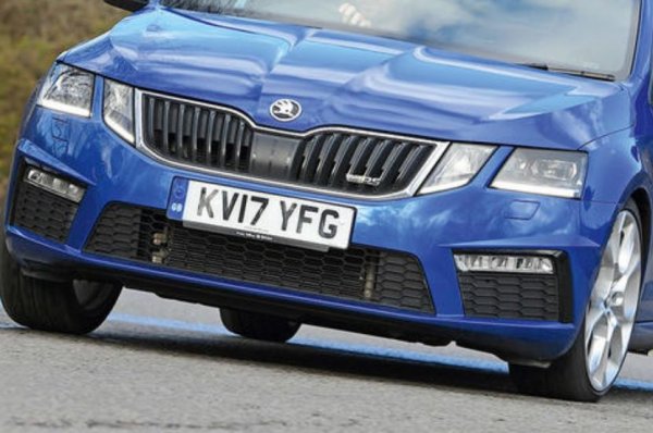 Skoda Octavia може и да е една от най-харесваните коли от практичните европейски купувачи, но и тя си има завидна доза фалшиви дизайнерски елементи. Най-ясни са лъжливите отвори в предната броня на спортната vRS модификация. Изглеждат, сякаш охлаждат спирачните апарати. Но всъщност през тях не преминава нищо. 