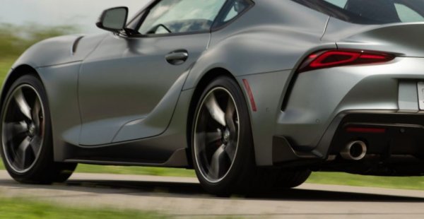 Толкова много бе изписано по адрес на петото поколение на Supra още преди дори да е излязло, че когато колата все пак беше представена пред автомобилната преса, тя не можа да покрие невероятно високите очаквания, заложени от рекламите и тийзърите на компанията до този момент. Все пак хората, които са карали новата Supra, твърдят, че е най-добрата досега. Но дори и те не могат да пренебрегнат факта, че почти всички отвори по купето са фалшиви. Най-очевидните "измами" са тези на предния капак и под стоповете.