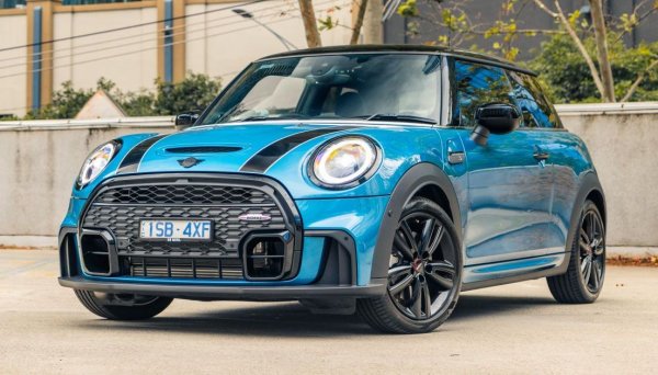Свиването при Mini е под средното за пазара - едва 10.9% спрямо същия период на 2021, а през август марката всъщност отчита почти 25% ръст. Пазарният й дял е 1.3%. 

През 2018: 134,530 продажби, пазарен дял 1.2% 
